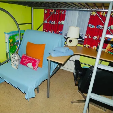 Spacious 3 Bed House With Parking & Good Transport